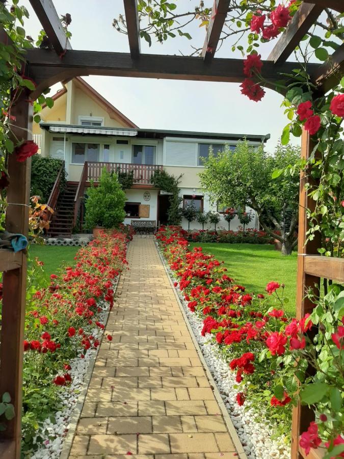 Rozsakert Vendeghaz Bed & Breakfast Сиглигет Екстериор снимка